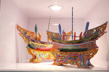 Dolap, oryantal tarzı gösteren boyalı geleneksel balıkçı tekne modeli