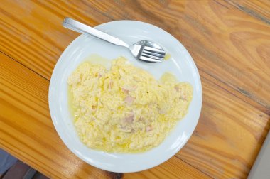 Scramble yumurta haşlanmış pirinç üzerine karidesli