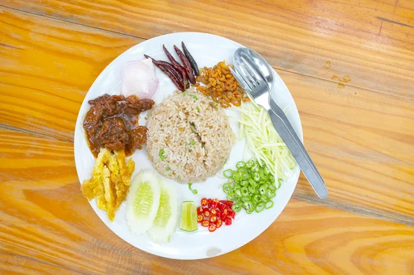 Revuelva el arroz frito con pasta de camarones, comida tailandesa — Foto de Stock