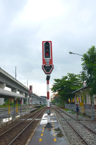 Ferrovia com semáforo com céu escuro — Fotografia de Stock