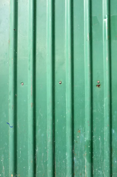 Зелений гофрований метал з болтами — стокове фото