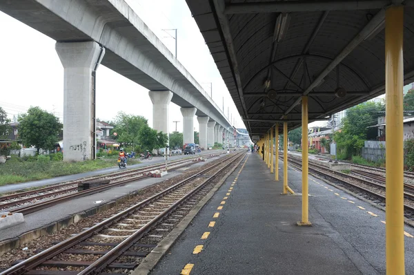 Treinstation met gele pijlers — Stockfoto