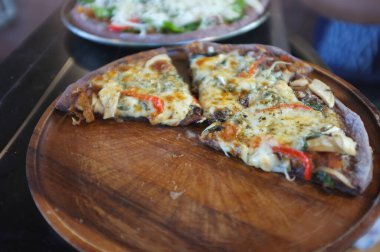 Lezzetli ev yapımı sanat. Peynirli pizza yapma süreci