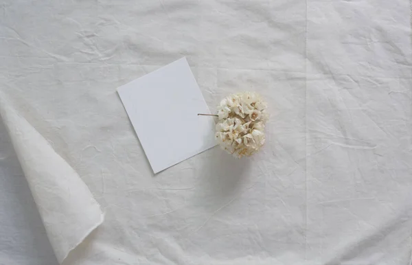 Weißes Papier Und Weiße Blume Auf Weißem Stoff Dekorationshintergrund — Stockfoto