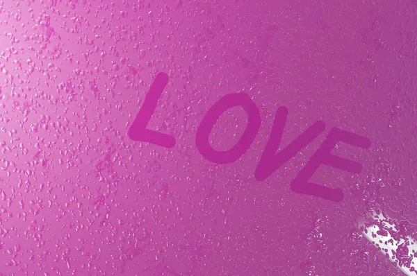 Bild Skriver Kärlek Fönsterglas Med Droppar Rosa Färg Bakgrund Begreppet — Stockfoto
