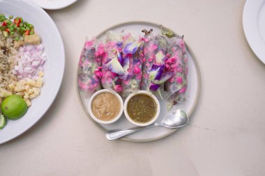 Güzel ve lezzetli Tayland mutfağı. Yenilebilir çiçekten ya da THAI Adından yapılmış renkli appitizörler (Miang Dok Mai )