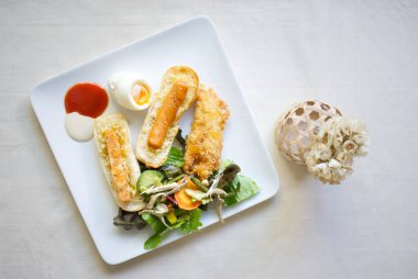 Manzara, kızarmış ekmek, kızarmış tavuk ve haşlanmış yumurta..