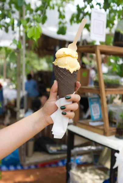 Рука Держит Конус Ванильного Мороженого — стоковое фото