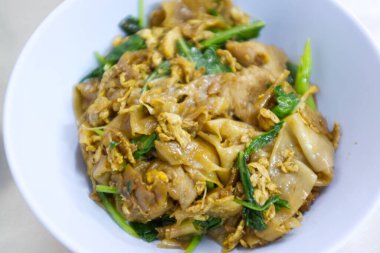 Soya soslu pilavlı erişte ve domuz eti.