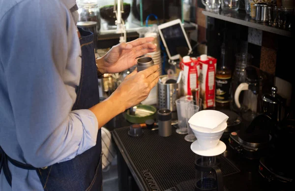 Barista Fazendo Café Bartender Preparando Bebida Café — Fotografia de Stock