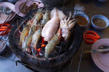 Barbekü büfesi birçok Taylandlı ve deniz ürünleri arasında popülerdir.