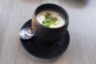 Chawanmushi 'ye yakın, Japon usulü yumurta kreması.