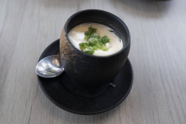 Chawanmushi 'ye yakın, Japon usulü yumurta kreması.