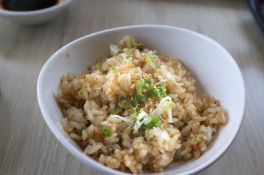 Japon sarımsaklı pilav ve sebze.