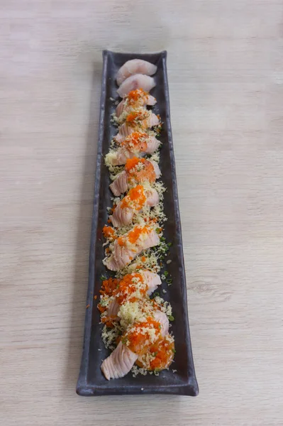 Sushi Proaspăt Somon Japonez Farfurie Lungă — Fotografie, imagine de stoc