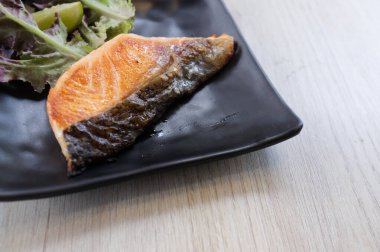 Tuzlu ızgara somon bifteği. Japon yemeği.