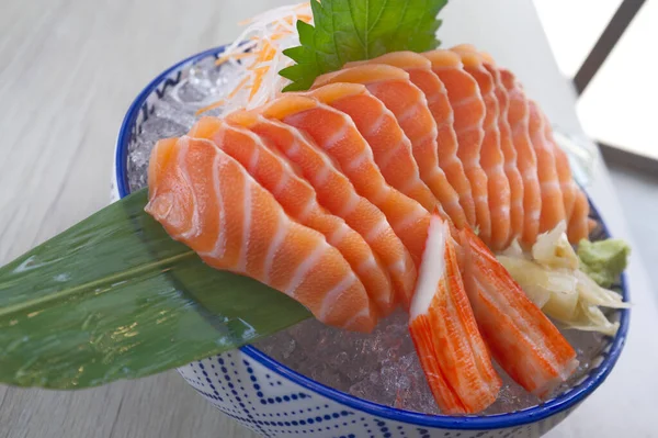 Zalmschijfje Zalmsashimi Japanse Stijl Vers Serveren Ijs Met Verse Wasabi — Stockfoto