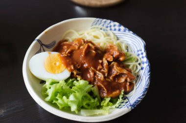 Yumurtalı domuz soslu spagetti, ev yapımı yemek.