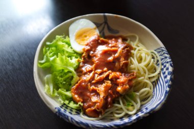 Yumurtalı domuz soslu spagetti, ev yapımı yemek.