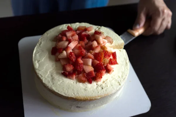 Corte Bolo Morango Com Creme Baunilha — Fotografia de Stock