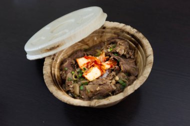 Yumurtalı Japon Gyudonu ya da organik banan yaprak kasesinde yumurtalı Japon biftek kasesi.