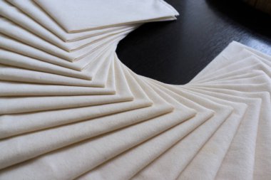 Beyaz kumaş yığılmış. Kumaş dokusu arka planı. Kavram atölyesi