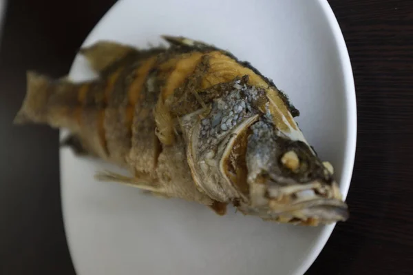 Peixe Quebradiço Frito Prato Branco — Fotografia de Stock