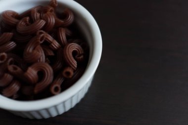 Çiğ organik kurutulmuş makarna pişirmeye hazır. Organik yiyecekler