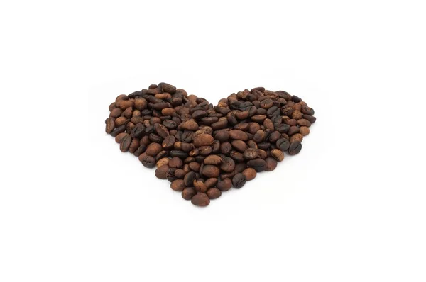 Grãos de café em forma de coração isolados no fundo branco — Fotografia de Stock