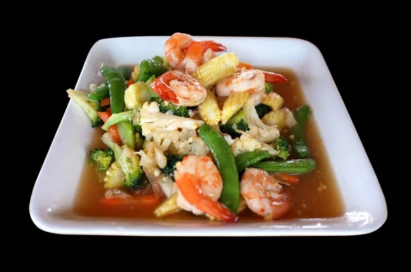 Mexer fritar legumes misturados e camarão em prato branco isolado em fundo preto — Fotografia de Stock