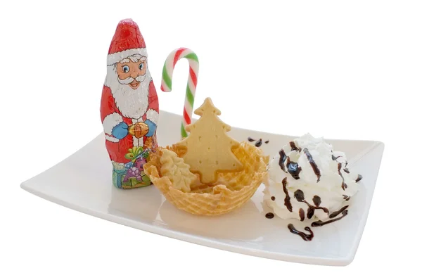 Lody w kształcie stożka wafel, miska z Bożego Narodzenia ozdoba na białym tle — Zdjęcie stockowe