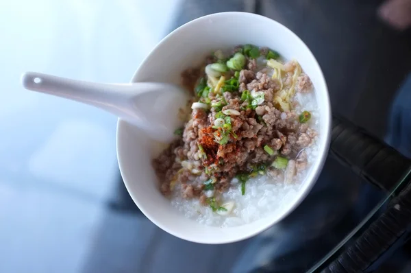 Mjuka kokt ris med köttfärs fläsk, Congee i vit skål — Stockfoto