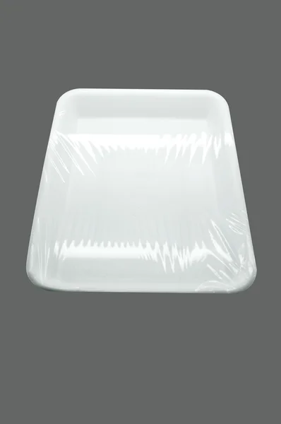 Bandeja de comida de isopor branco envolto — Fotografia de Stock