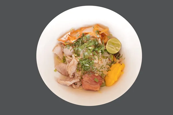 Mie nasi lezat dengan daging babi close-up di atas piring — Stok Foto