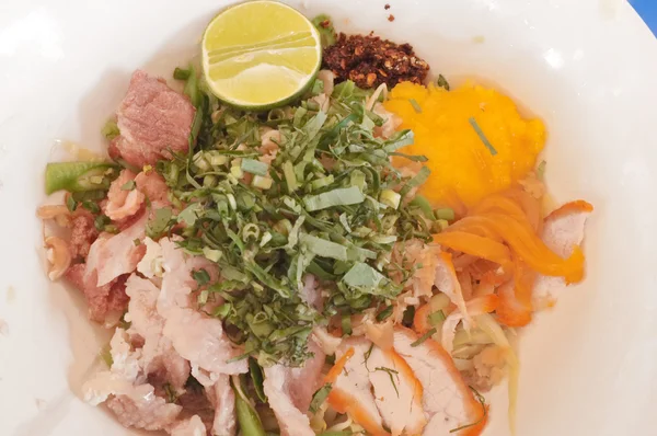 Köstliche Reisnudeln mit Schweinefleisch in Nahaufnahme auf einem Teller — Stockfoto