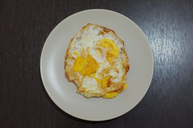 çanak üzerinde sahanda yumurta