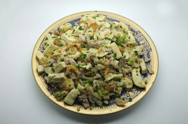 Remuer le tofu frit, le caillé de haricot avec le porc et les crevettes séchées — Photo