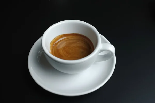 Café chaud en tasse blanche isolé sur fond blanc — Photo