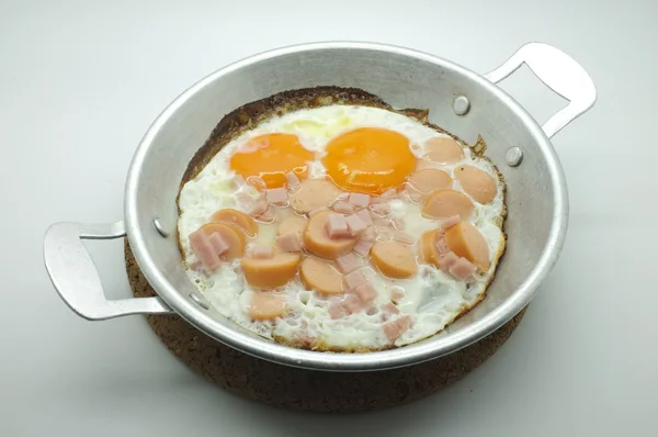 Gebakken ei met ham en worst in een pan — Stockfoto