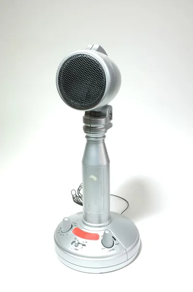 Beyaz arka plan üzerinde izole vintage gümüş mikrofon — Stok fotoğraf