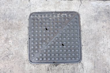 Metal kapak kanalizasyon baca kaldırımda