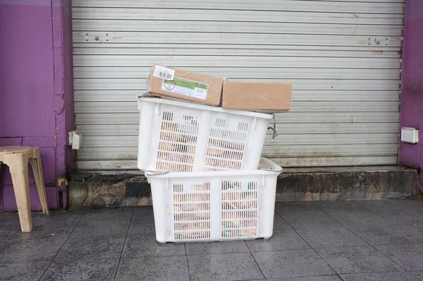Hromada bílého plastového koše a papírové krabice — Stock fotografie