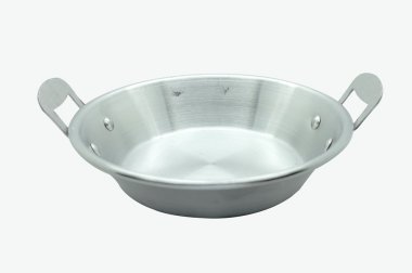 Kızartma tavası beyaz arkaplanda izole