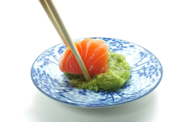 箸ピンチ新鮮なサーモン寿司とわさび — ストック写真