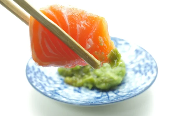 Bețișoare ciupesc sushi proaspăt de somon și wasabi — Fotografie, imagine de stoc