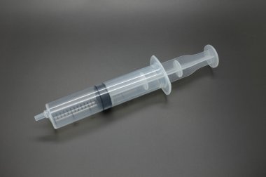 Gri arka plan üzerinde izole Syring