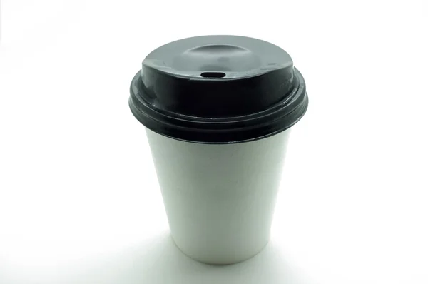 Taza de café de papel blanco con tapa de plástico negro — Foto de Stock