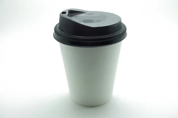 Кавова чашка з білого паперу з чорною пластиковою кришкою — стокове фото