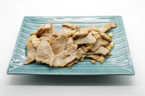 Gebratenes Schweinefleisch mit Knoblauch und Pfeffer umrühren — Stockfoto