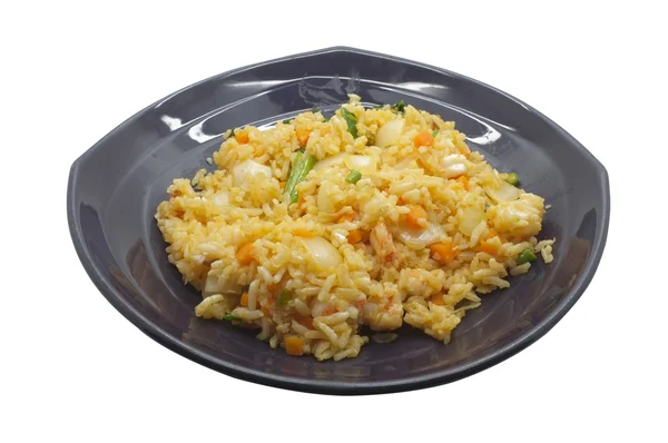 Remuer le riz frit avec les crevettes et mélanger les légumes — Photo